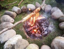 selbst gebaute feuerstelle im garten